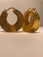 Load image into Gallery viewer, Chunky Gold Hoop Earrings

